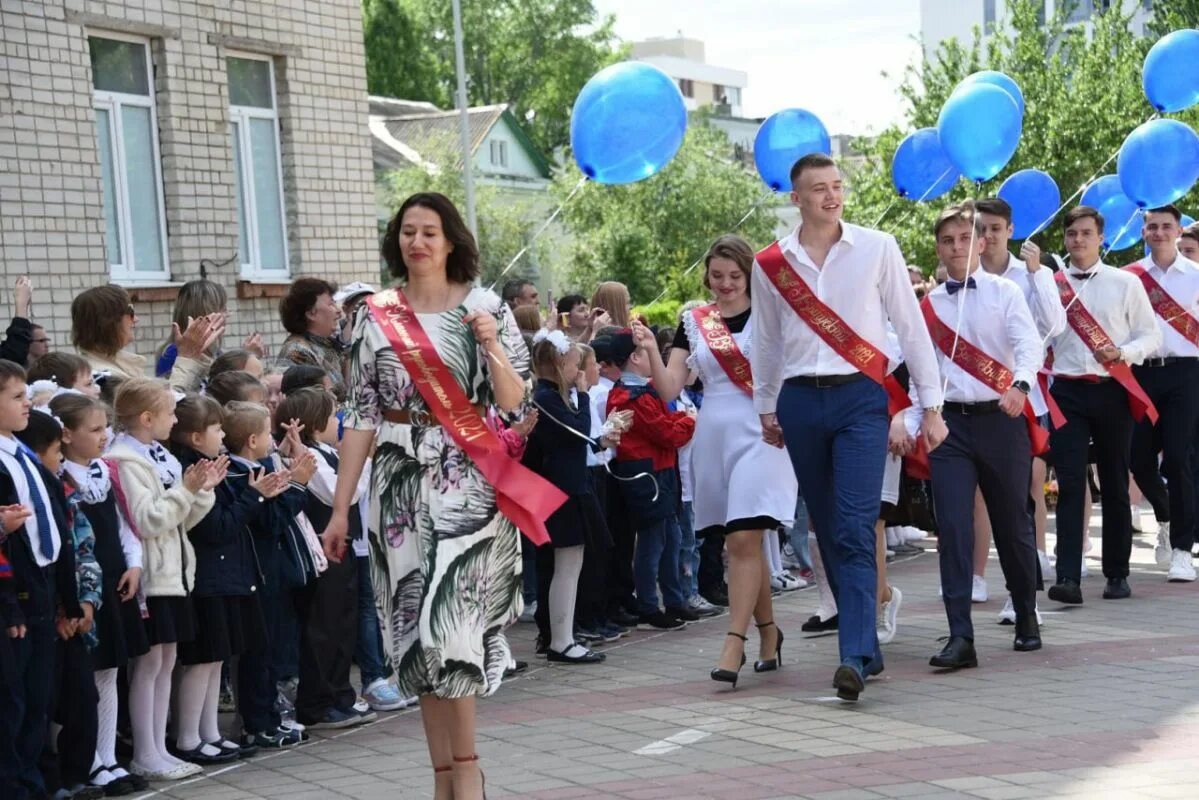 Последний звонок в 4 классе школы. Выпускники школы. Выпускной 9 класс. Школьные выпускницы. Выпускник начальной школы.