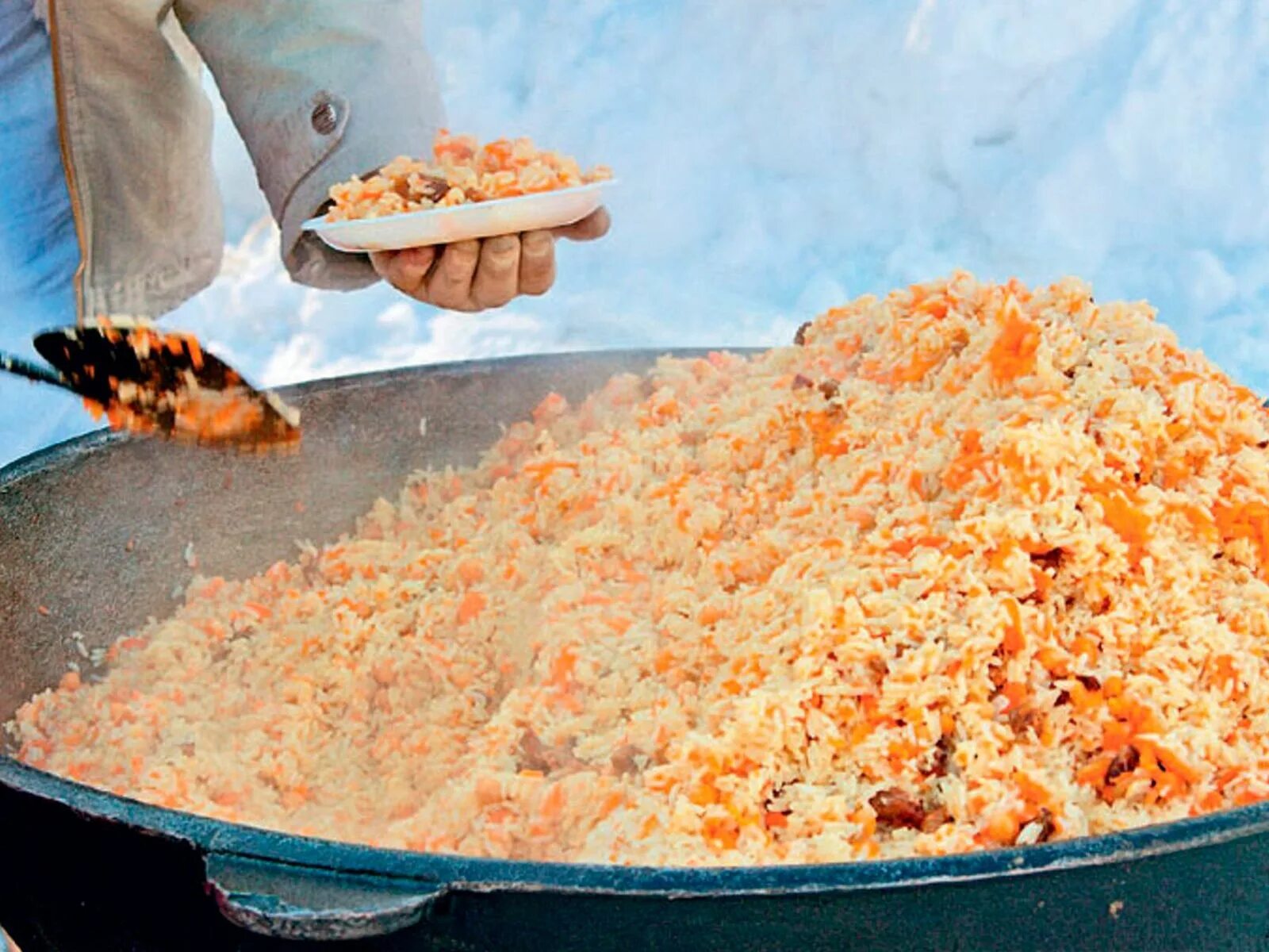 Плов узбекский чайханский. Чайхона плов. Плов дастархан. Тяхан с говядиной. Узбекские национальные блюда.