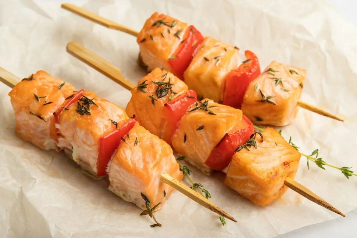 Мини шашлычки на шпажках. Шашлык на шпажках в духовке. Шашлык на шпажках. Шиш таук куриный. Шашлык на шпажках.