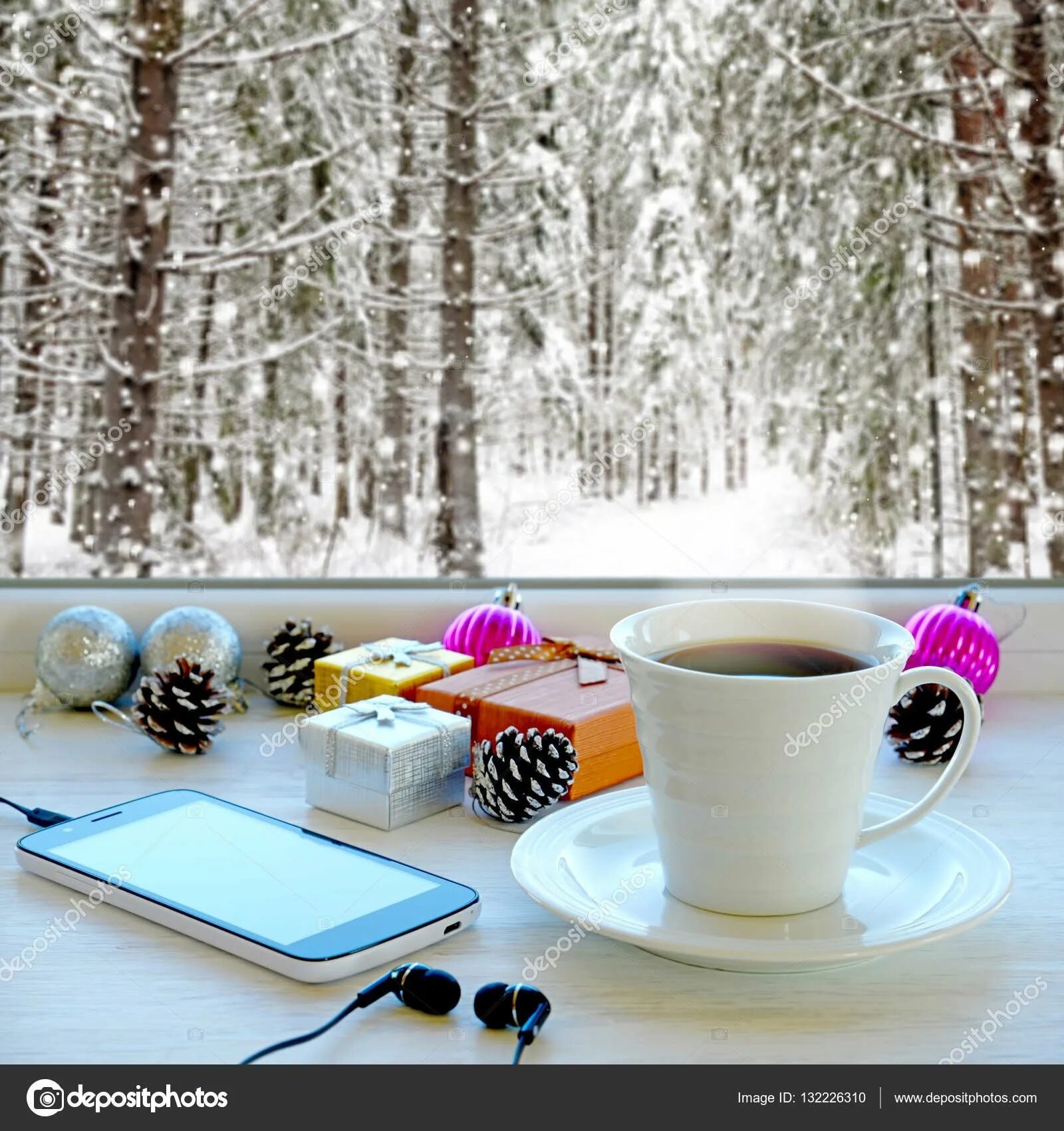 Фото с добрым зимним утром. Утро кофе солнце зима. Чашка чая и снег за окном. Чашка кофе снег за окном. Чашка чая на фоне снега.