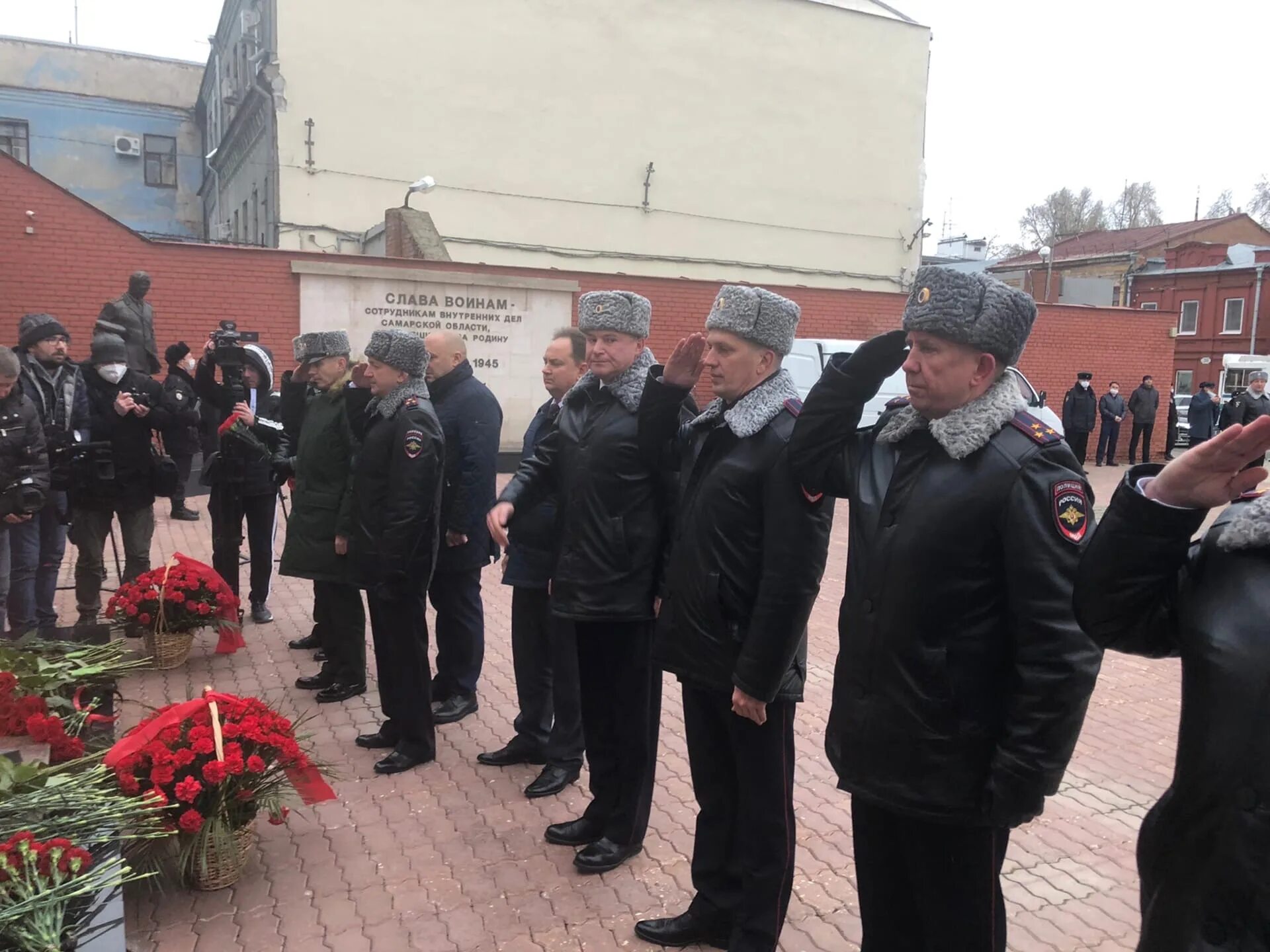 10 ноября 2015. Дня сотрудников органов внутренних дел в Самаре. Открыли памятник сотрудникам УВД Самарской области. Гражданская панихида Салехард 10.11.2022 фото. Праздник 9 мая в Самаре на Мехзаводе в 2022г.