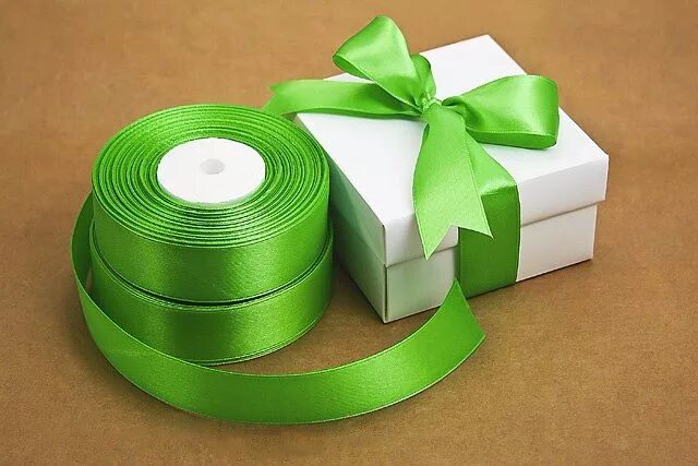 Упаковка атласной лентой. Лента зеленая. Упаковка зеленой атласной лентой. Лента упаковочная красивая. Ленты оптом опт от производителя