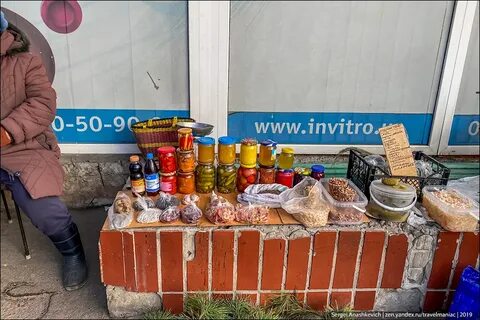 Старик продает на базаре
