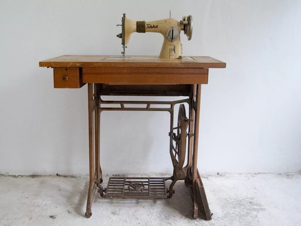 Старая ножная швейная машинка цена. Швейная машина Tikka. Швейная машинка Tikka 1956 года. Швейная машинка тикка ножная. Швейная машинка Tikka 1960 года.