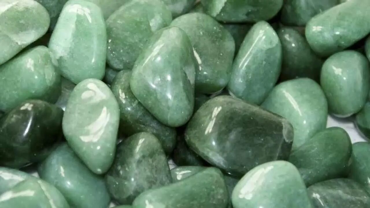 Сколько живет камень. Камень зеленого цвета. Зелено розовый камень. Зеленый поделочный камень. Полудрагоценные камни зеленого цвета.
