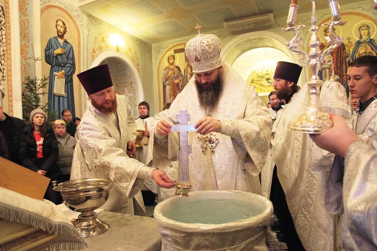 Перед крещенской водой. Освящение воды. Святая вода в церкви. Освящение воды крестом. Освящение воды в церкви на крещение.