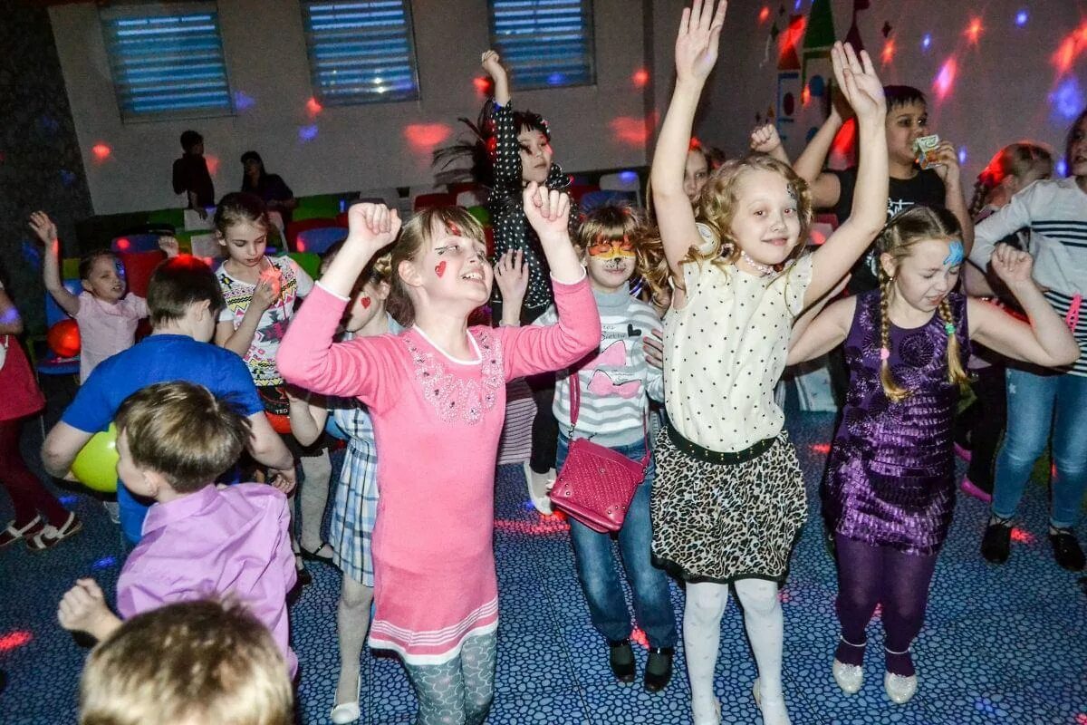 Приглашение на игровую программу для детей. Детская танцевально-развлекательная программа. Танцевально развлекательная программа. Детская дискотека объявление. Игровая развлекательная программа.