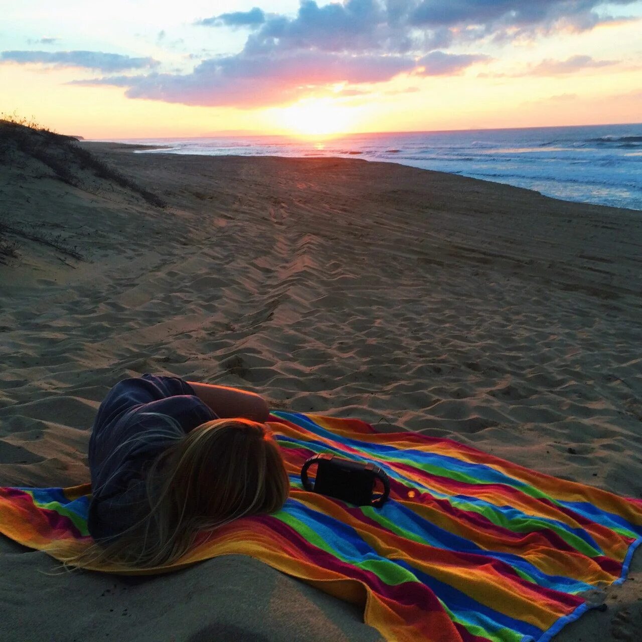 Все мои сюжеты по твоим картинкам песня. Девушка на пляже на закате. Солнце пляж девушка. Разноцветные Пески. Пляж солнце песок закат девушка.