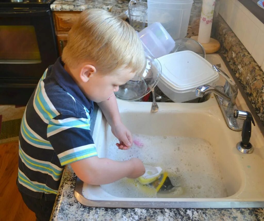 Washing dishes. Wash the dishes. Kid washing dishes. Children washing the Plates. He to wash dishes