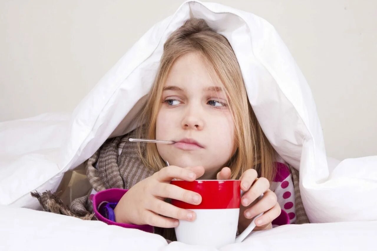 Ребенок заболел часто болеет. Больной ребенок. Простудные заболевания. Подросток болеет. Простуда у ребенка.