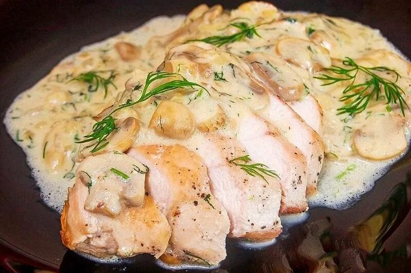 Куриная грудка и шампиньоны рецепты. Филе курицы в сливочном соусе. куриная грудка в сливочном соусе. курица с шампиньонами в сливочном соусе. куриная грудинка с грибами.