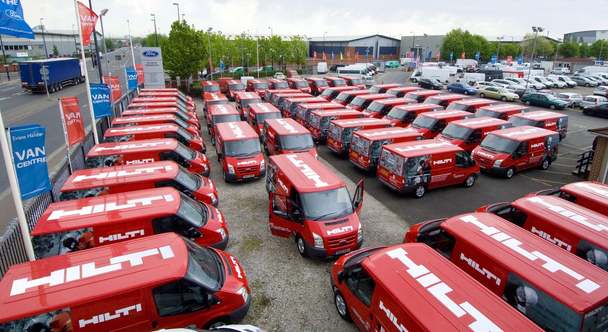 Корпоративный автопарк. Форд Транзит хилти. Hilti автопарк. Форды Hilti Форд Транзит. Hilti фургон.