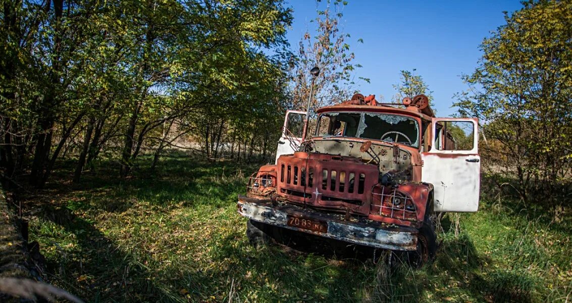 Чаэс машина. Зил 130 пожарный припять. Заброшенный зил. Чернобыль зона отчуждения. Чаэс машина.