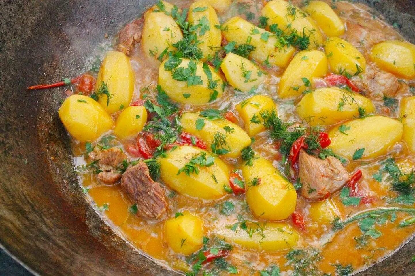 Мясо в казане с картошкой и овощами. Картошка с мясом в казане. картошка с овощами в казане. мясо с овощами в казане на костре.