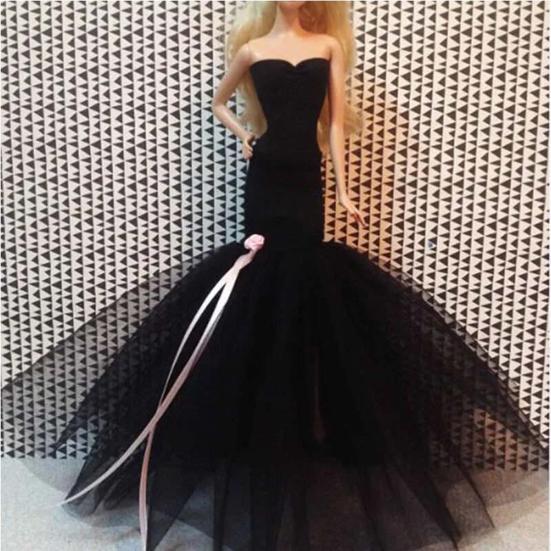 Фатин платье для куклы. Черное свадебное платье для Барби. Платье для Барби из фатина. Барби в черном платье. Фатин для кукол