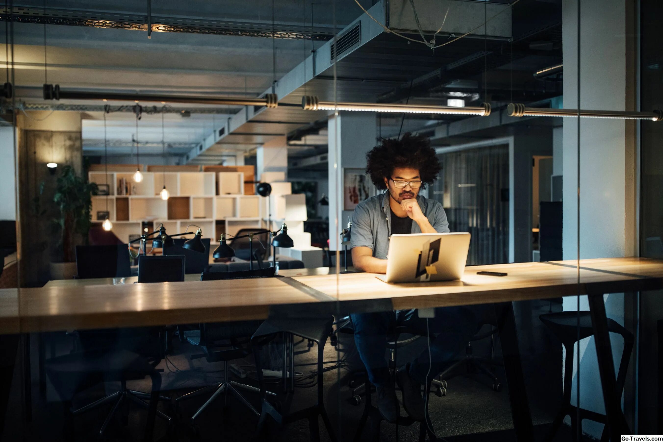 K работа. Классный офис. работа в офисе. работа в офисе it. человек работа офис ночь.