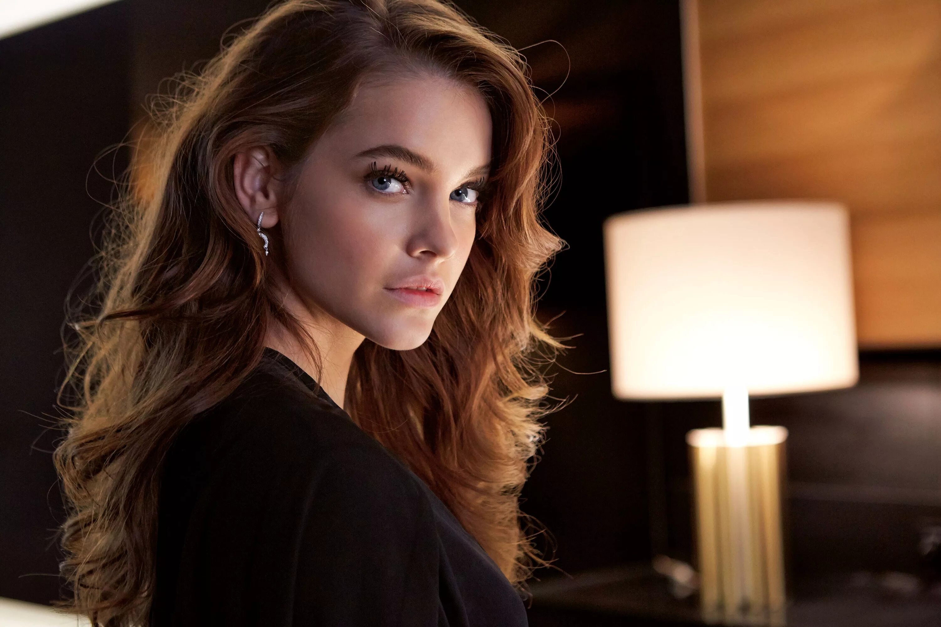 Умный вид женщины. Серьезный взгляд девушки. Почему серьезных девушек. Несерьезная девушка. Почему серьезных девушек.