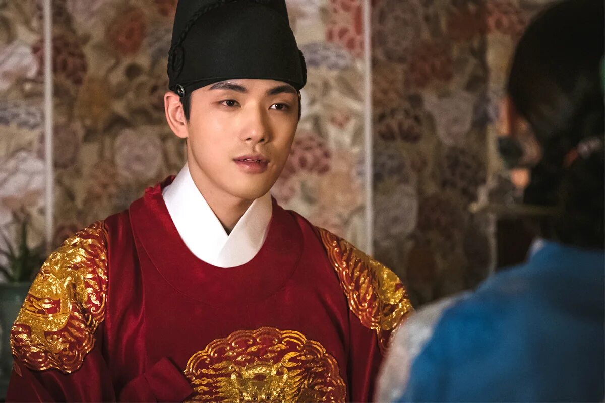 Шин хе сон королева чорин. Фильм королева чорин. Mr. Королева чорин дорама. Королева чорин син хе сон.