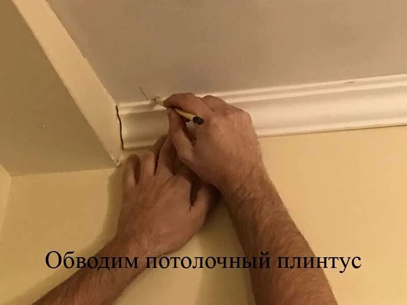 Как приклеить плинтус в углу. Клеим потолочный плинтус в углах. потолочный плинтус монтаж углов. стык потолочного плинтуса. уголки под потолочный плинтус.