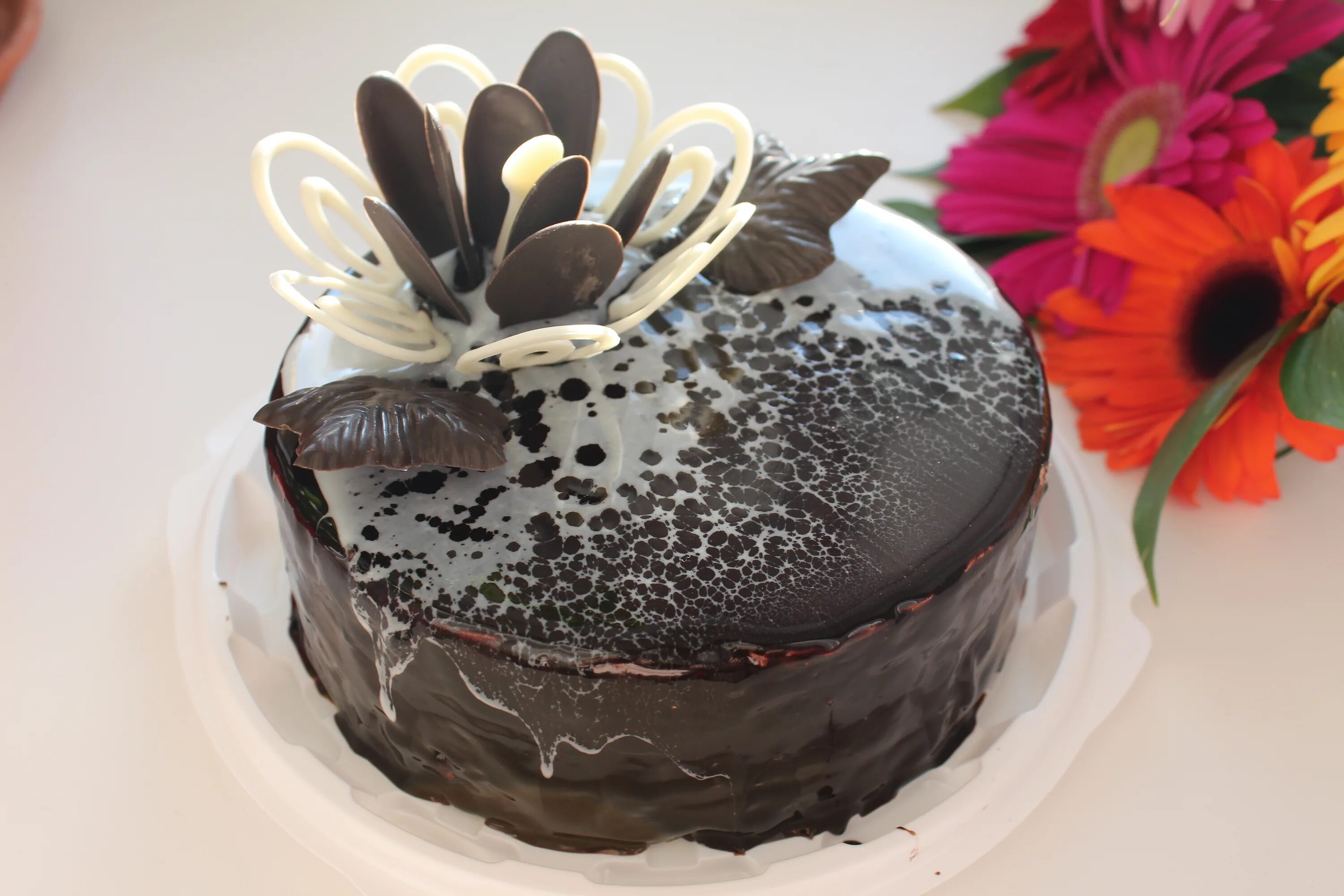 Украшение торта. Торт с шоколадным декором. Украшения из шоколада. Украшение торта шоколадом.