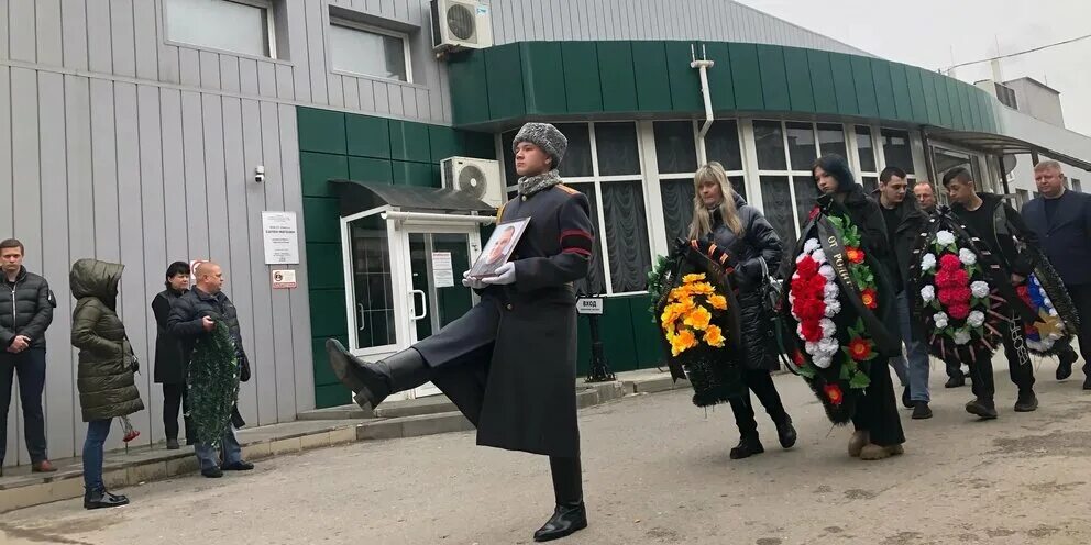 Родственники погибших мобилизованных. Простились с погибшим мобилизованным. Мобилизация прощание. Прощание с мобилизованными.