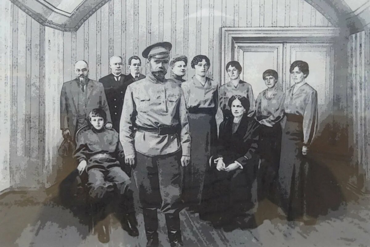 Расстрел царской семьи романовых в доме ипатьева. Расстрел царской семьи николая 2. Расстрел семьи императора николая 2. Семья николая 2 перед расстрелом. Фото царской семьи романовых перед расстрелом.