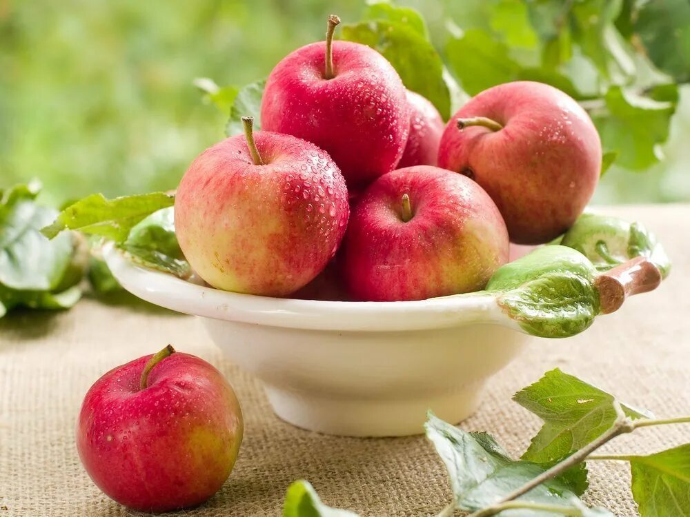 Полезная еда яблоко. Полезные продукты яблоко. Качества яблока. Что самое полезное в яблоке.