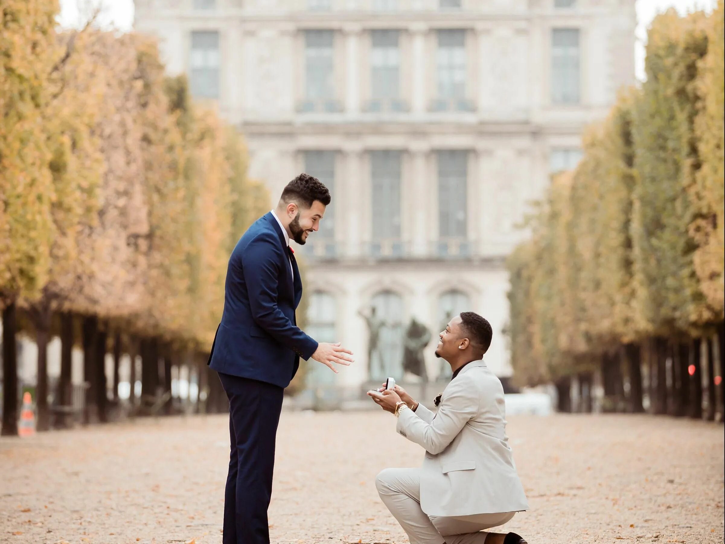 Люди здороваются. Деловой костюм мужской и женский. Выбор мужчины женщиной. В окружении женщин. Женщина выбирает партнера.
