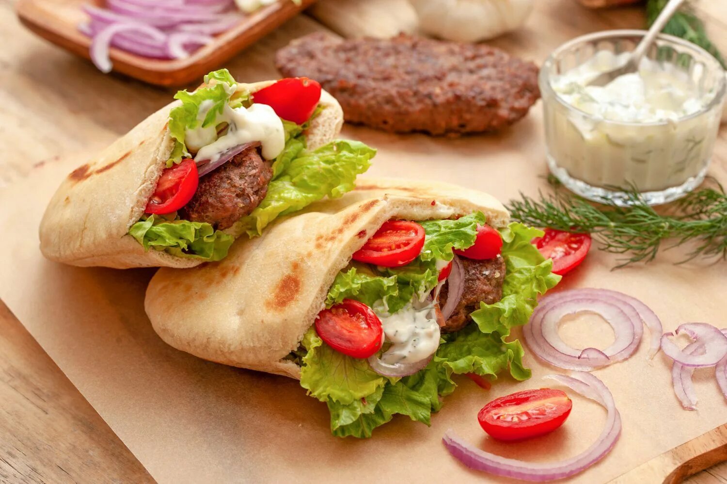 Гирос греческий. Пита Греческая Gyros. Греческая шаурма гирос. Сувлаки гирос.