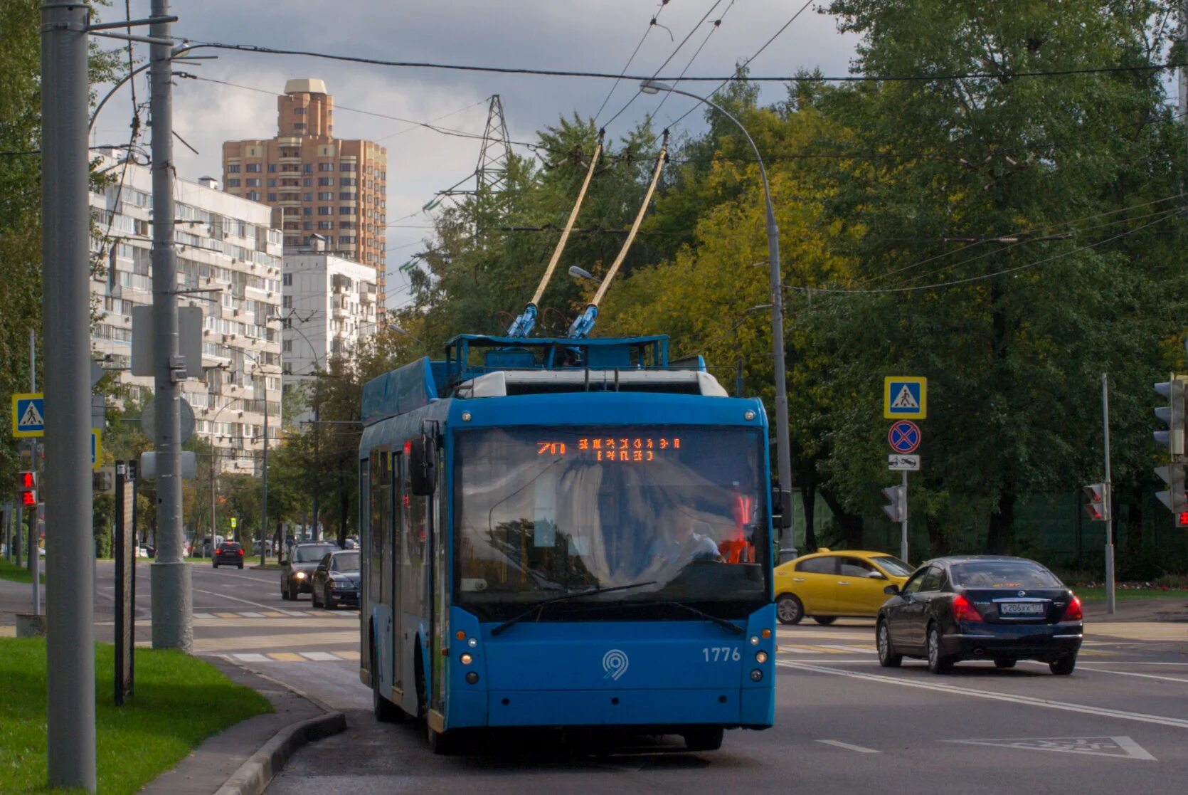 Троллейбус едет по дорогам. Едут троллейбусы без габаритных огней. троллейбус без фона москва. московский троллейбус восстановят или нет. армавир останется без троллейбусов.