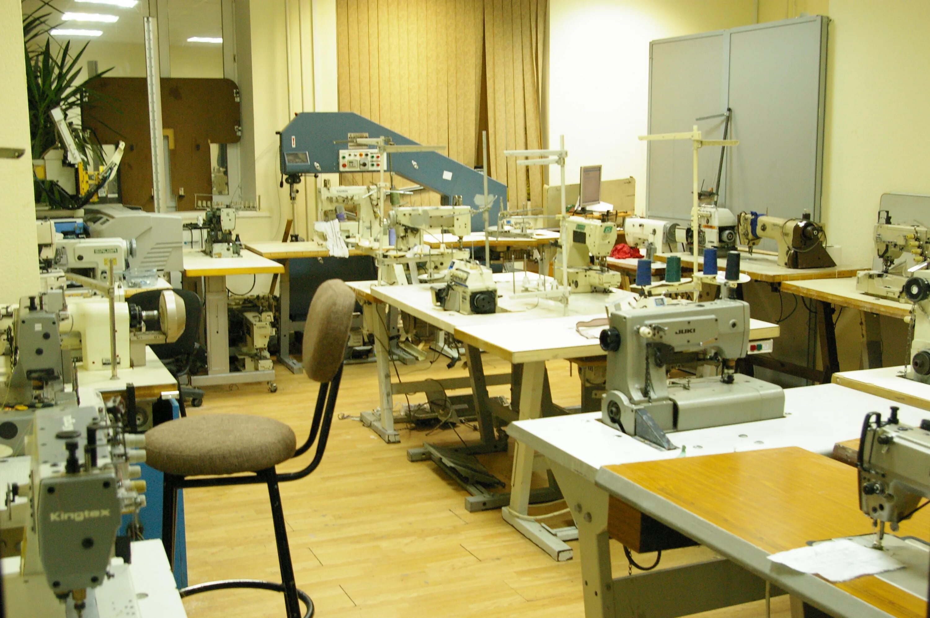 промышленные роботы. современное производство. швейный цех модный. силовые машины ротор. распошивальная машина kansai special.