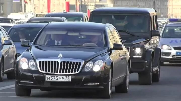 Мерседес s600 за рулём. Машина владимира жириновского. Mercedes maybach pullman. Брэдли вэй майбах. Не ездят на майбахе.