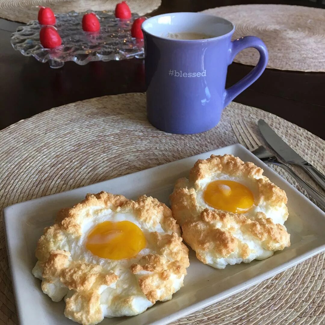 Завтрак. Необычный завтрак из яиц. Яичница для завтрака. Вкусный и красивый завтрак.