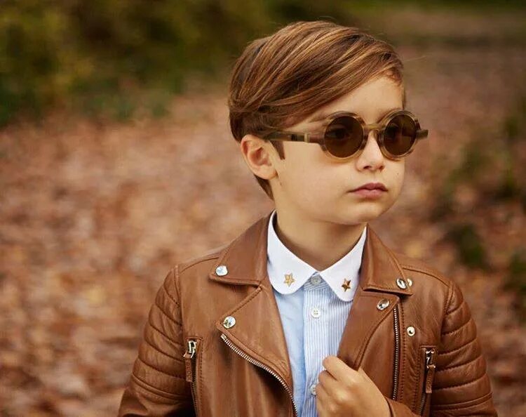 причёскски для мальчиков. модельная стрижка для мальчика. причёски для мальчиков. удленненаястрижка для мальчика. детские стрижки мальчику.