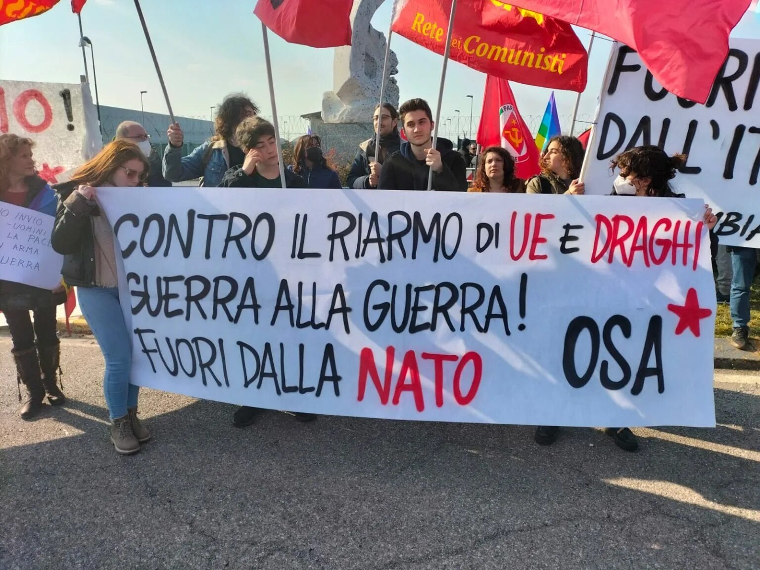 Италия против россии. Митинги в Италии против НАТО. Протесты против НАТО. Митинги Италия против России.