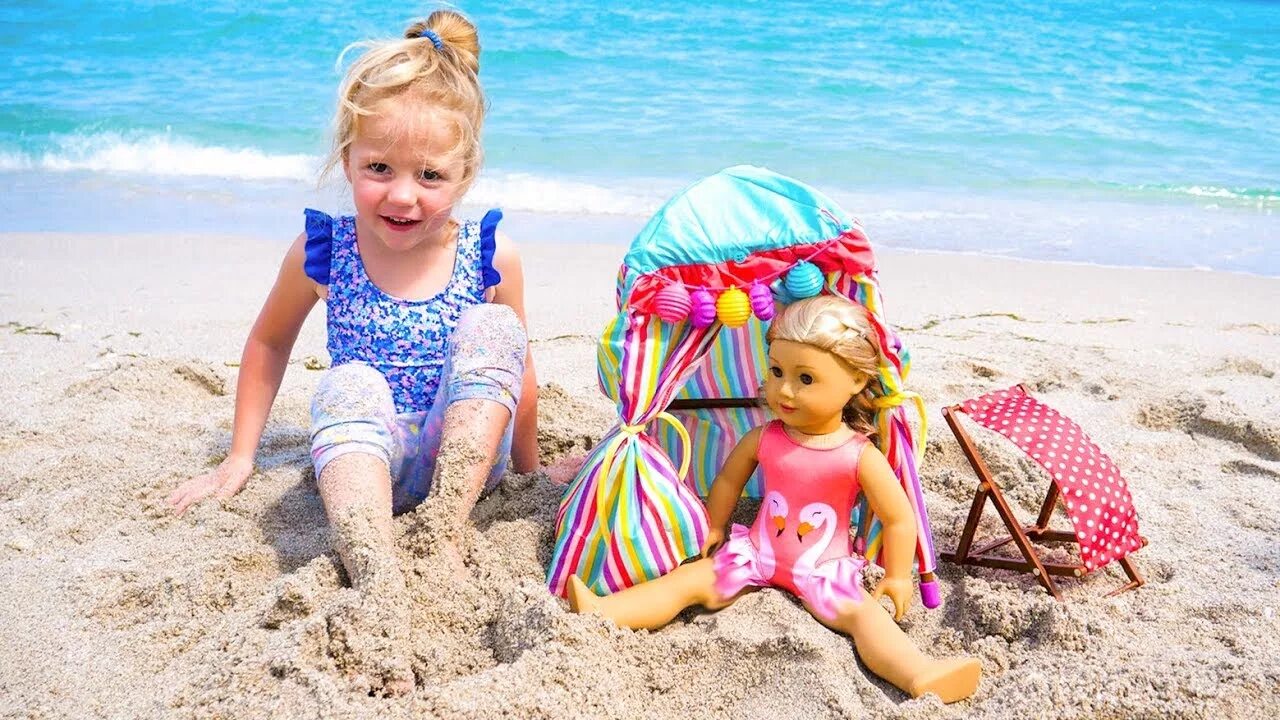 Дети играют в куклы. Кукла на детской площадке. Настенька для детей. Девочки играют в куклы на пляже. Песня играешь куклами