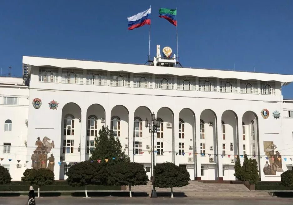 Махачкала здание правительства. Администрация главы республики дагестан. Дом правительства махачкала. Правительство р д. Здание правительства республики дагестан.