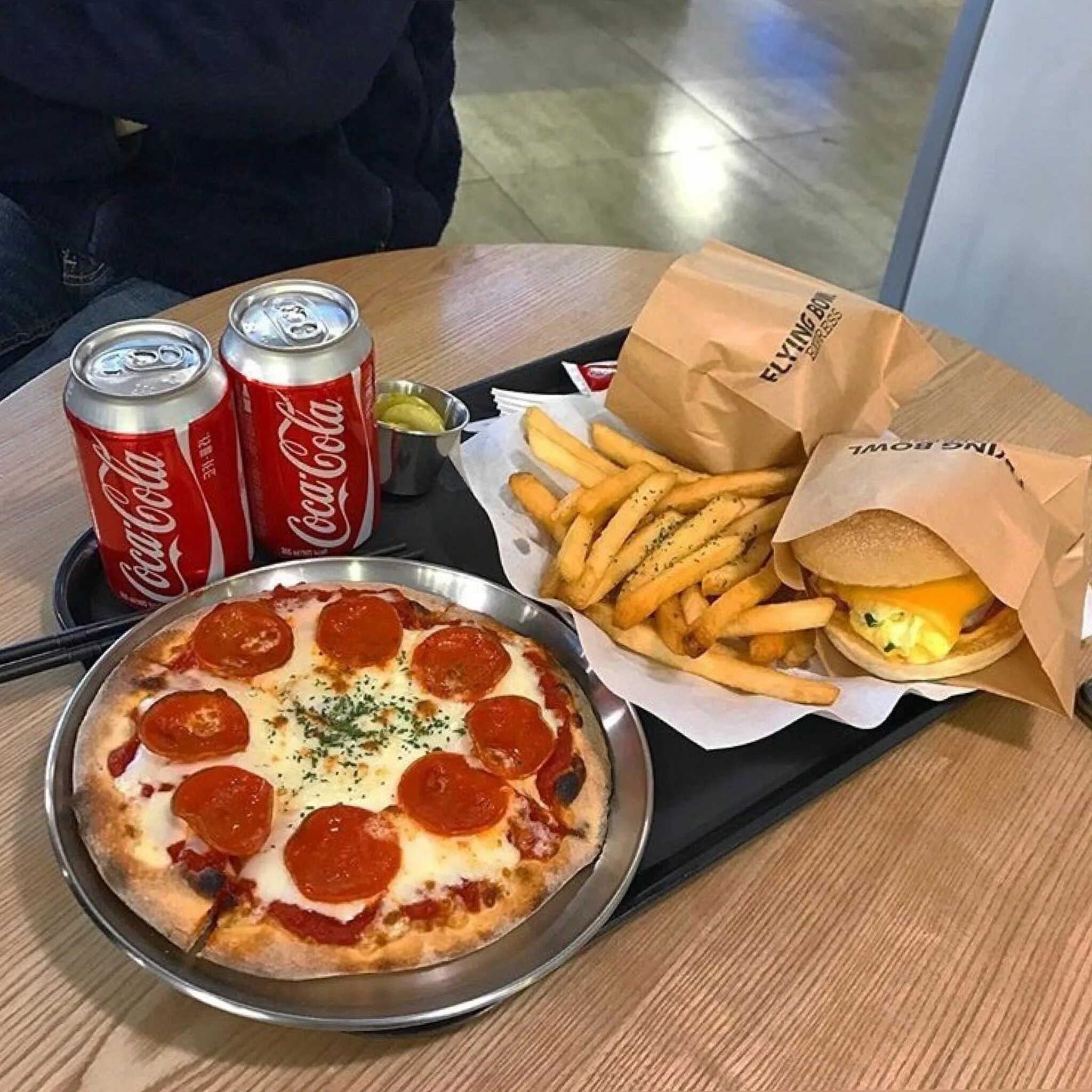 Пиццу сок. Пицца и кола. Пицца на столе. Пицца в кафе на столе.