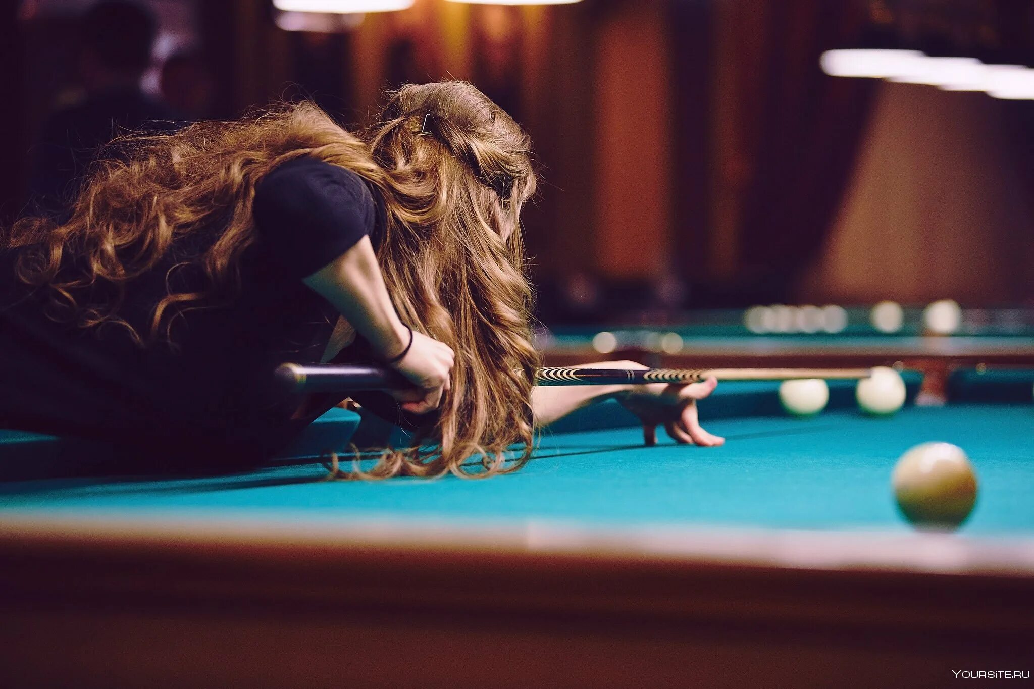 Юлия трубникова бильярд. Лилия панова бильярд. Мария журавлёва бильярдистка. Девушка с кием. Красивая девушка бильярд.