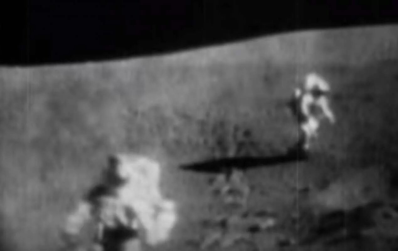 Сколько погибло космонавтов в ссср. Советские космонавты на Луне. Первый Советский космонавт высадившийся на луну. Памятник на Луне погибшим космонавтам.