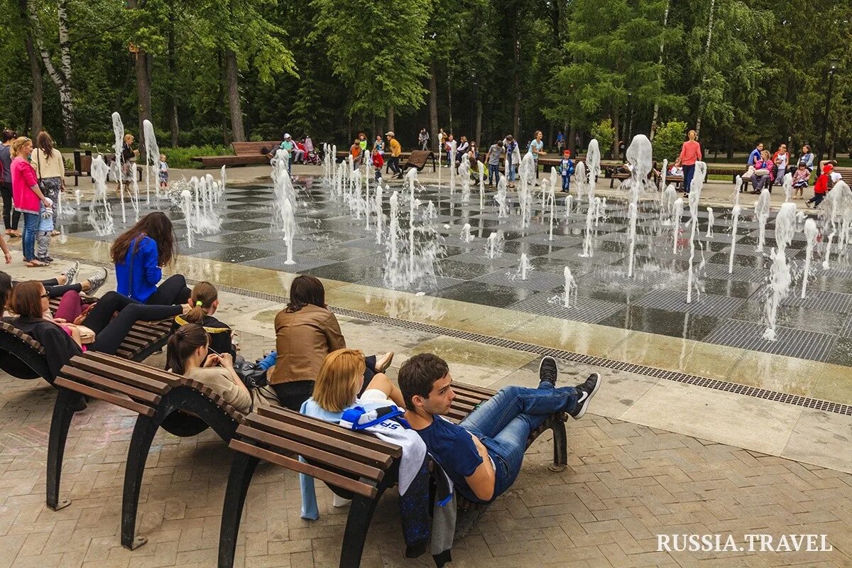 Парк горького часы. Парк Горького Казань. Центральный парк культуры Казань. Центральный парк Горького Казань. ЦПКО имиени Горького в Казани.