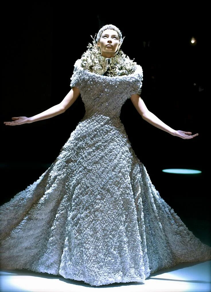 Платье mcqueen. Alexander mcqueen платья. Alexander mcqueen платья. Alexander mcqueen платья. Alexander mcqueen платья.