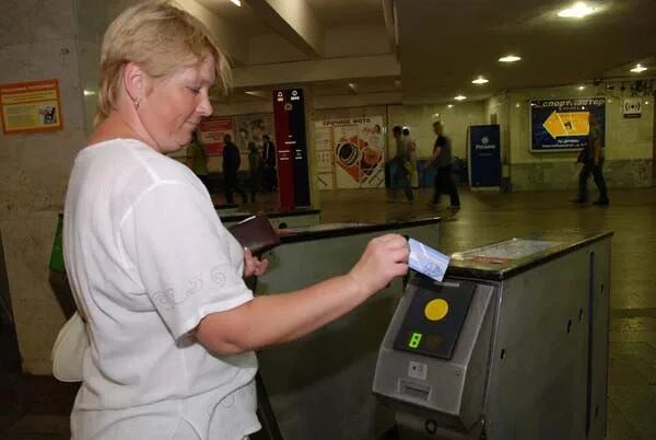 Как проходить через турникет с электронным билетом. Турникет в метро. старые турникеты в электричках. турникеты на вокзалах. старые турникеты в метро.