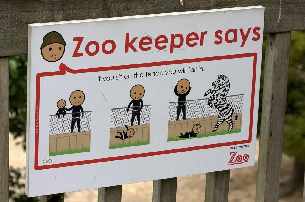 Zoo sign. Sit on the Fence картинка. Funny Zoo. Signs in the Zoo.