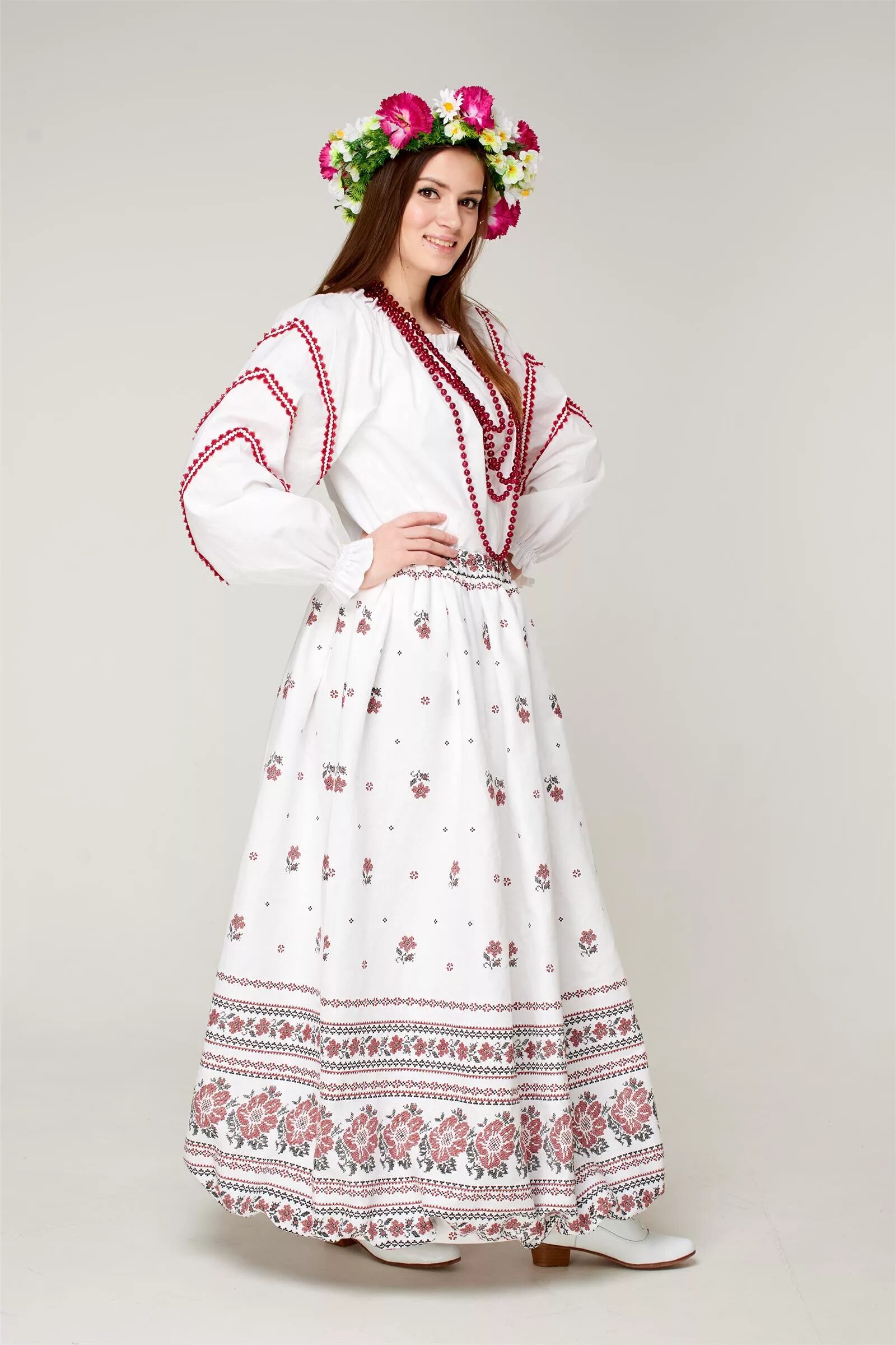 Русский костюм женский. Русское народное платье. Женский народный костюм. Традиционный русский костюм женский.