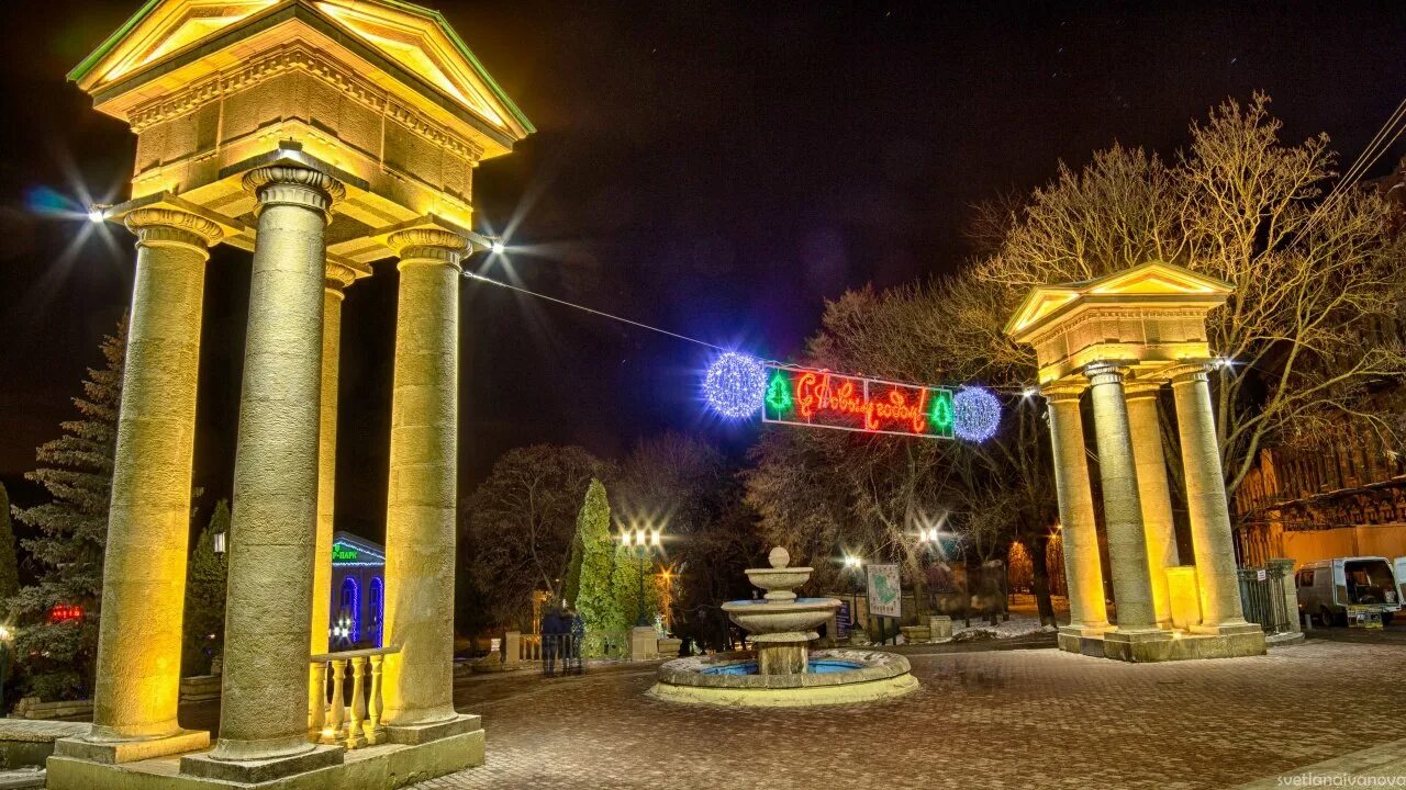 Ночной ессентуки. Ночной ессентуки. Ночной парк в ессентуках. Грязелечебница ессентуки. Курортный парк ессентуки.