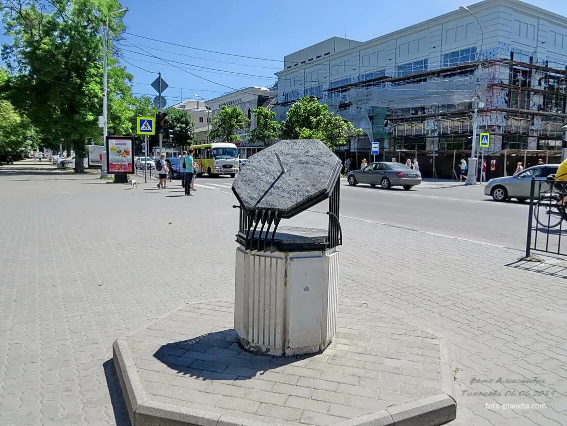 Таганрог солнечные часы парк Горького. Парк Горького часы Таганрог. Солнечные часы Ростов. Таганрог часы у входа в парк. Магазин часов таганрог