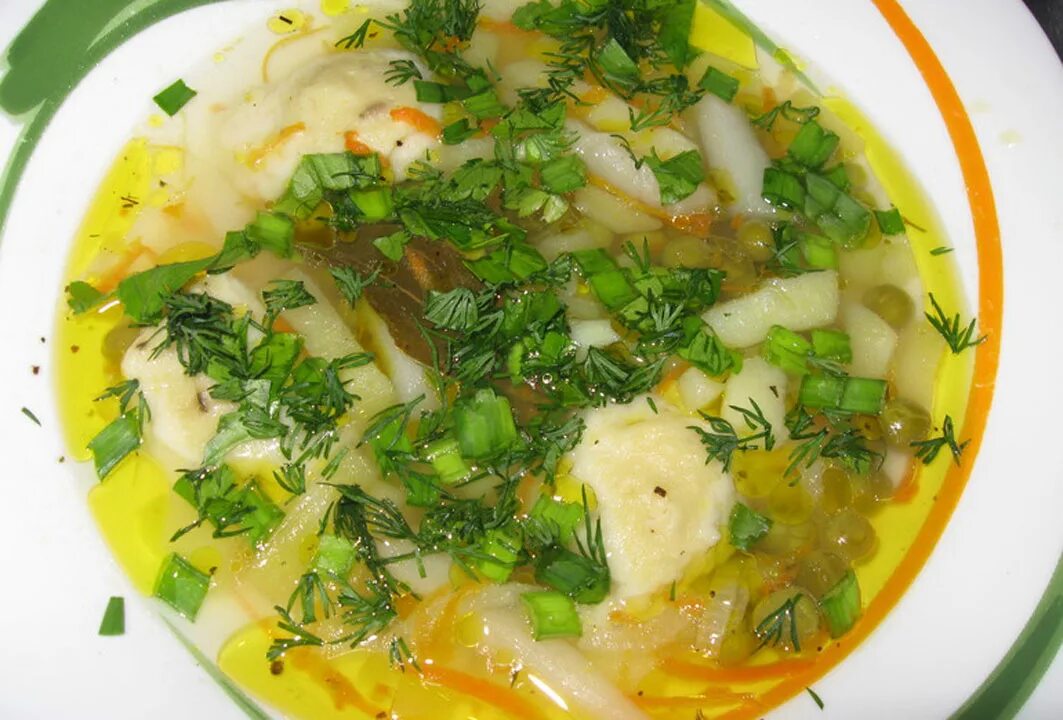 Куриный суп с сырными клецками. Суп с зеленым горошком. Суп с сырными клецками и горошком. Суп с зеленым луком. Укроп с яйцом рецепт