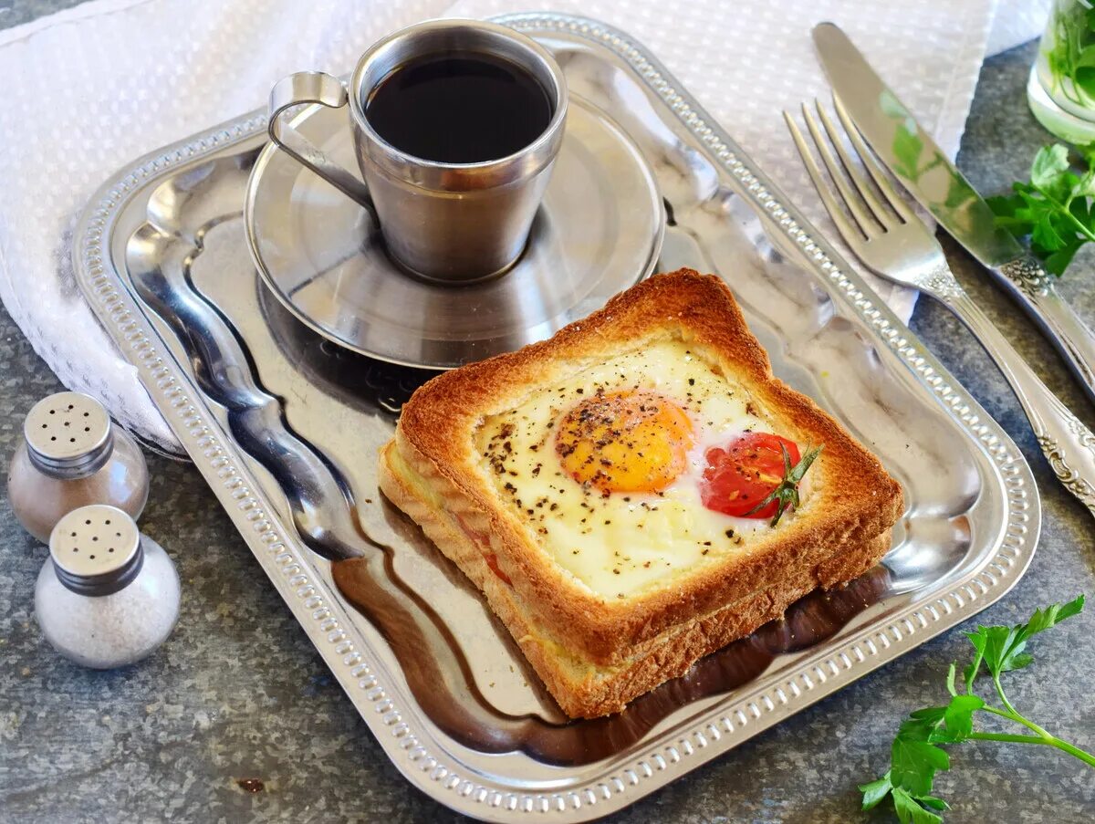 Хлеб с яйцом в духовке. Яйцо в хлебе. Завтрак с яйцом и хлебом. Завтрак из яиц и хлеба в духовке. Глазунья в хлебе в духовке.