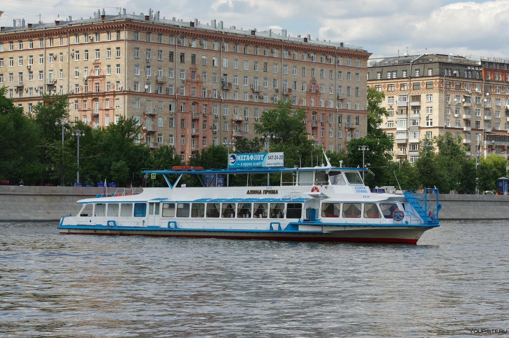 Водный трамвайчик цена. Москва река Речной трамвайчик. Речной трамвайчик Рэдиссон.
